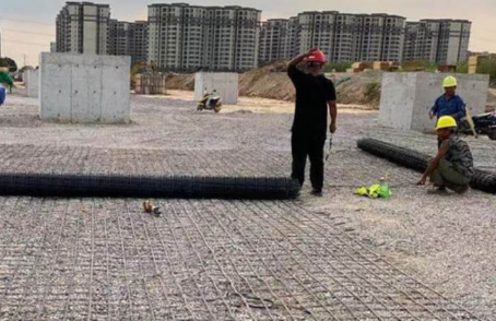 老边土工格栅铺设前地基要怎么处理？